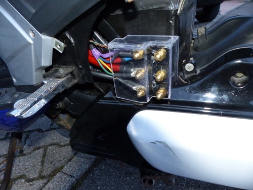 Motor-Klemmbrett_abgedeckt.JPG